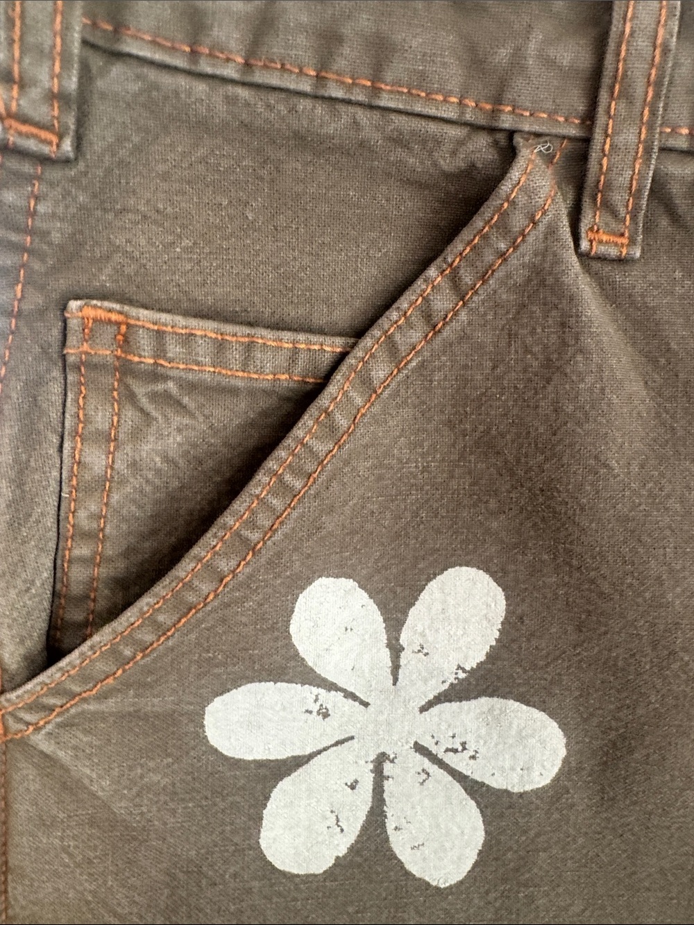 THE GREAT. Olive green painter-style pants with white daisy motifs - Picture 8 of 9